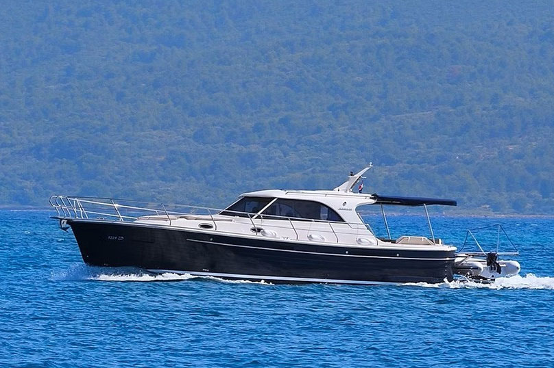 Adriana 44